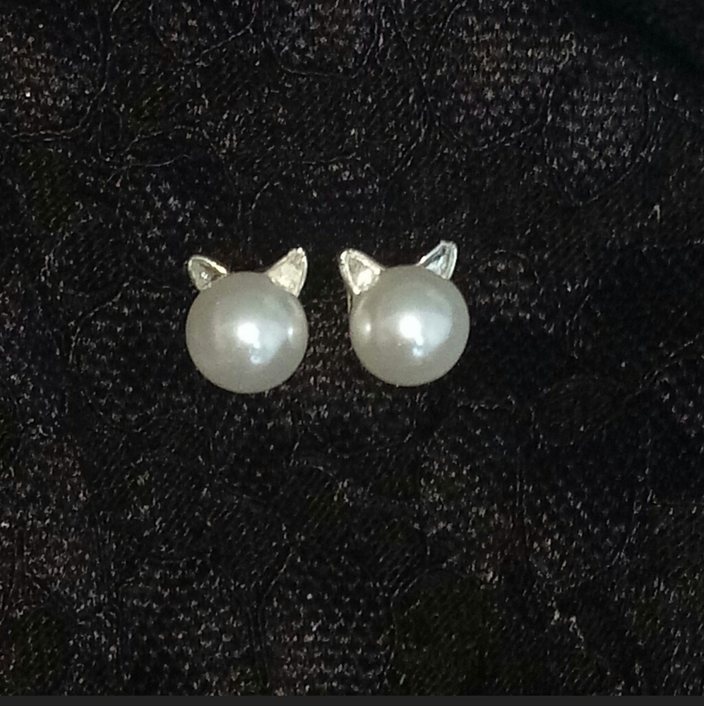Silver pearl cat stud earrings